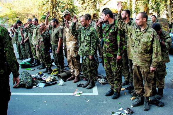 У Донецьку стоять полонені українські військові, яких вивезли з оточення під Іловайськом. П’ятий зліва  – Ігор Чайківський. 31 серпня 2014 року