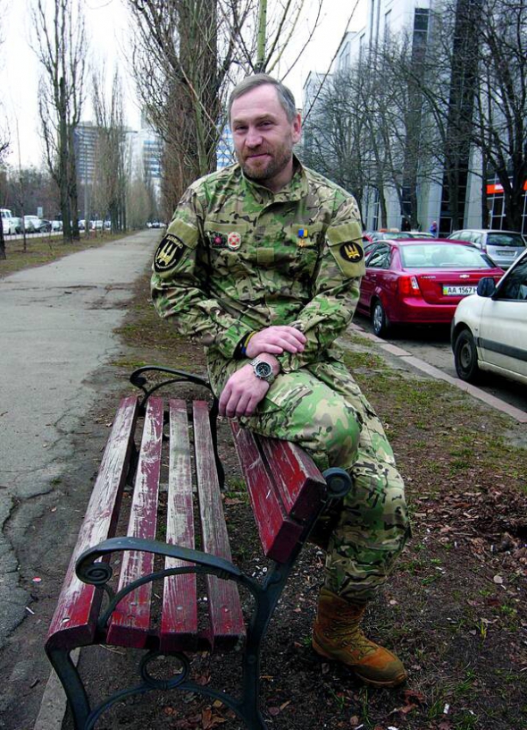 Ігор ЧАЙКІВСЬКИЙ, 49 років, директор лялькового театру. Народився 7 лютого 1967 року в місті Коростень на Житомирщині. Батько – водій-далекобійник, мати – медик. Після школи поїхав у Владивосток, де вступив у військово-морське училище. Служив в артилерійській розвідці. Брав участь у афганській війні. ”Тоді я один вижив із 17 хлопців. Почав цінувати час і повірив у Бога. Зрозумів, запізнення на секунду може коштувати 16 життів”. З 1989-го по 1993-й служив старшиною розвідроти в німецькому місті Магдебург. ”Я вам сказав військову таємницю СРСР. Після повернення в Україну ще півроку відслужив і пішов. Не знайшов себе в тій армії. Її вже тоді розвалювали”. У Донецьку створив сімейний ляльковий театр. У травні-вересні позаторік воював у добровольчому батальйоні ”Донбас”, мав позивний ”Артист”. Із 17 серпня – в Іловайську. Із 30 серпня по 7 вересня був у полоні бойовиків. Має три контузії. Балотувався в народні депутати за списком партії ”Самопоміч” на позачергових виборах восени 2014 року. 33-річним кинув палити. У 49 – перейшов на українську мову. Любить творчість Володимира Висоцького і Андрія Макаревича. Живе і працює в Києві. В шлюбі втретє. З дружиною Наталею має двох спільних дітей, загалом – п’ятьох. Найстарший син після полону бойовиків має інвалідність