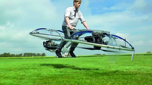 Британець Колін Ферз летить на саморобному апараті. Зібрав його з алюмінієвих труб і пластин. Має два гвинти