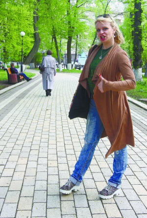 Актриса Ірма Вітовська стоїть у Маріїнському парку. Неподалік, у Будинку офіцерів, має репетицію. 25 травня зіграє у ­прем’єрі вистави ­”Мерилін Монро: ­тріумф і агонія”