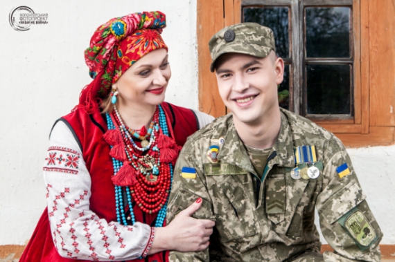 Катеруша Елена и ее сын Александр Катеруша (был ранен 5 августа 2014 в Амвросиевском районе Донецкой области)
