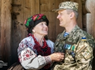 Любовь Харив и ее сын Василий Харив (ранен 17 мая 2015 в Станице Луганской)