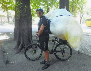 Максим Малик організував службу доставки велосипедом у Кривому Розі на Дніпропетровщині. Клієнти часто замовляють привезти документи, продукти, квіти, покупки з інтернет-магазинів