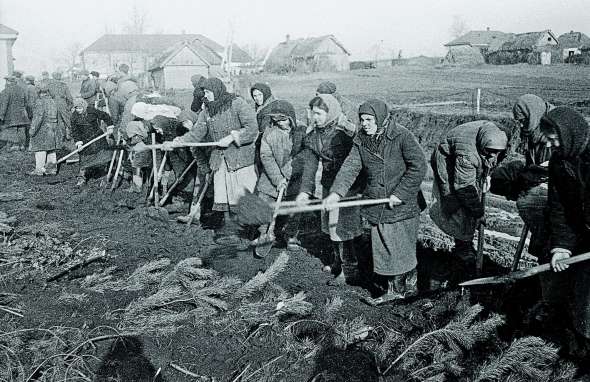 Селяни викладають дорогу для військових на Вінниччині, березень 1944 року