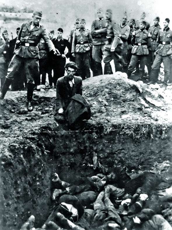 "Останній єврей Вінниці" – так підписаний оригінал цього знімка. Його зробив офіцер німецької спеціалізованої групи зі знищення євреїв 25 серпня 1942 року. Вважають, що за час окупації в місті розстріляли 28 тисяч євреїв