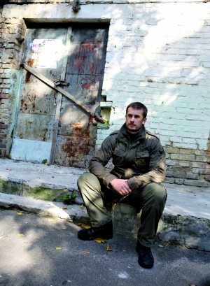 Андрій БІЛЕЦЬКИЙ, 36 років, засновник полку ”Азов” Національної гвардії України, народний депутат  Народився 5 серпня 1979 року в Харкові. Закінчив історичний факультет Національного університету імені Каразіна. Захистив дипломну роботу про Українську повстанську армію. Викладав у харківських вузах і школах. Досліджував військову історію України.  Зі студентських років брав участь в українському націоналістичному русі. Займався боксом, ножовим боєм, фехтуванням, стрільбою. У березні 2001-го арештували за участь в акції ”Україна без Кучми”. Головний командир організації ”Патріот України”.  9 листопада 2011-го в Андрія Білецького в під’їзді власного будинку в Харкові кілька разів вистрелили з револьвера. Одна куля влучила в щелепу, друга – прострелила руку. У грудні того ж року арештували у справі ”Оборонців Римарської” – сутички між представниками ”Патріота України” та невідомими, які штурмували офіс організації.  ”Провів 28 місяців у Харківському СІЗО. Звинувачували у вбивстві українофоба Сергія Колесника. Виявилося, що той – живий, зараз воює на боці ДНР. Випустили 24 лютого 2014-го, коли Верховна Рада постановила звільнити політв’язнів”.  У березні-травні позаторік був командиром партизанського загону ”Чорний корпус”. Із травня – командир добровольчого батальйону ”Азов”, що 17 вересня переформували в полк.  На позачергових парламентських виборах 26 жовтня 2014-го балотувався як самовисуванець. Переміг у мажоритарному окрузі на столичній Оболоні. Автор законопроектів про соціальні гарантії та захист прав військових і членів їхніх сімей, статусу ветеранів війни й захисників України.  Дружина Юлія – історик. Синові Олександру 9 років