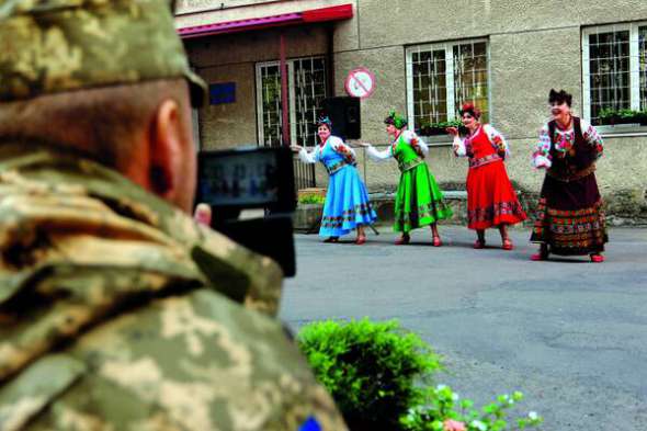 Народний гурт ”Лісапетний батальйон” виступає перед військовими у Львівському госпіталі 5 травня. Так презентували свій альбом ”Баби-голубоньки”. Співали близько години. Пораненим подарували свої диски й афіші з автографами