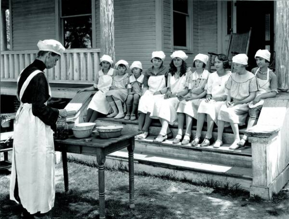 19 травня 1924 року учасниці клубу консервування продуктів вивчають новий спосіб пакування полуниць, округ Пасквотенк, штат Північна Кароліна, США