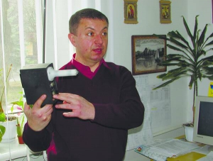 Олег Покотило з Тернополя показує прилад ”Вега-2”. Вимірює ним електромагнітне поле та шукає геопатогенні зони. Таких приладів в Україні є не більше 12