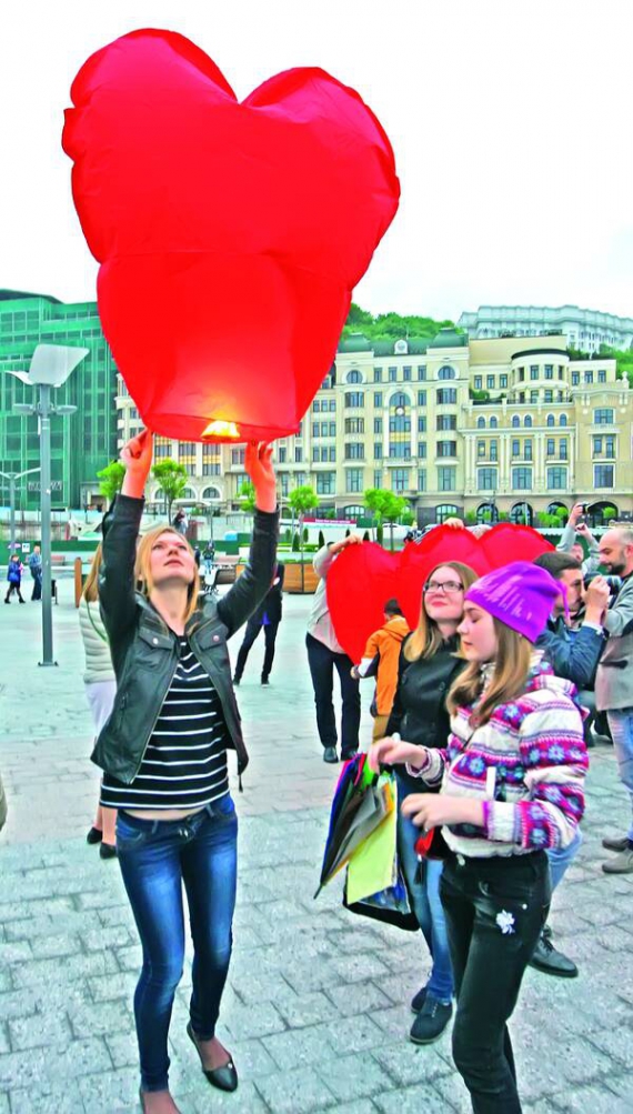 Дівчина запускає небесний ліхтарик у день народження Надії Савченко 11 травня. Так українку вітали на Поштовій площі столиці. Ліхтарики засвітили понад 100 людей