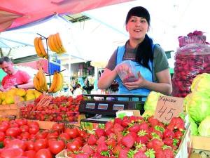 На вінницькому базарі Урожай Христина Марчевська продає полуницю по 40–45 гривень за кілограм. Ягоди у травні подешевшали вдвічі