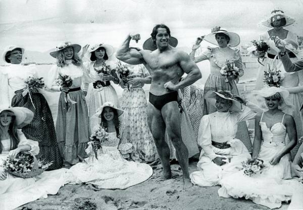 25 травня 1977-го Арнольд Шварценеґґер відпочиває на пляжі в Каннах, Франція. На той час 29-річний актор знявся у двох фільмах. Переміг у двох десятках турнірів із культуризму. Зокрема, сім разів виборював титул ”Містер Олімпія”