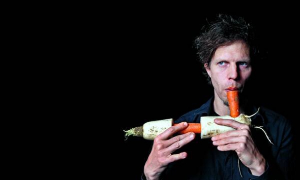 Учасник Віденського овочевого оркестру Матіас Майнхартер використовує моркву як блок-флейту. На його думку, морква є найбільш універсальним овочем для виконання музики