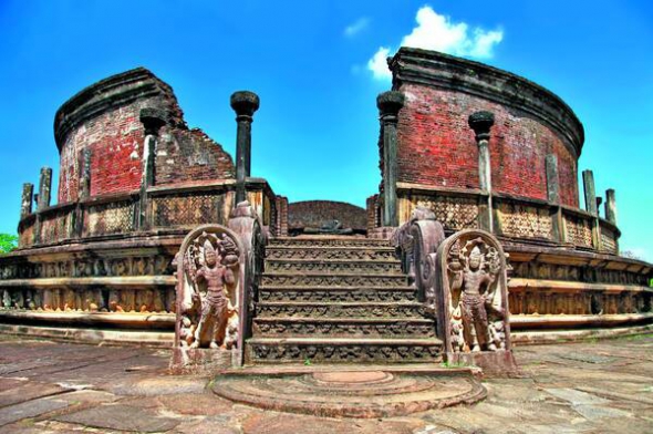 Місто Полоннарува було столицею острова в 1070–1293 роках. У храмі Гал Віхара в гранітній скелі висічені чотири статуї Будди