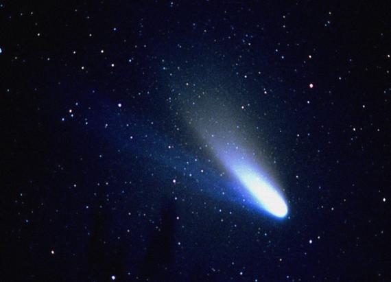 Самая известная из всех периодических комет, которая движется по удлиненной эллиптической орбите вокруг Солнца, возвращаясь к Земле каждые 75,5 лет - Комета Галлея.