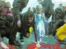На столичному майдані Незалежності люди запалюють лампадки під час вшанування жертв геноциду кримськотатарського народу. Сюди прийшли майже дві тисячі осіб