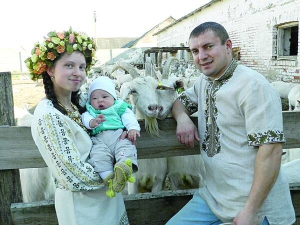Олександр Бабін із дружиною Анною та сином. 10 років тримає козячу ферму в селі Галайки Тетіївського району на Київщині. Продає молоко й сири