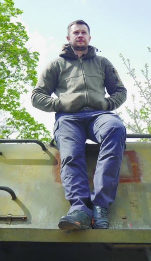 Андрій Білецький із травня 2014-го командував батальйоном ”Азов”, який згодом переформатували у полк. З обранням депутатом Верховної Ради залишив посаду