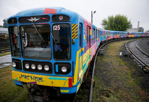 Первый официально разрешенный поезд Киевского метрополитена в стиле стрит-арта - подарок столице от испанского художника Кэно. 17 мая 2016
