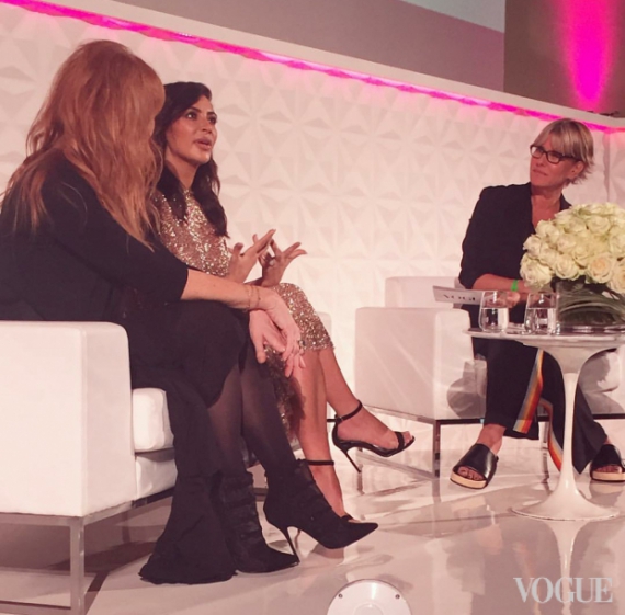 Кім Кардашьян і Шарлотт Тілбері під час інтерв'ю з Vogue Festival