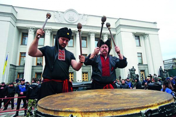 Активісти б’ють у барабан перед Верховною Радою у столиці на мітингу ”Вимоги нації”. 20 травня там протестують бійці цивільного корпусу ”Азов”, ”Айдар”, атовці й волонтери. Пройшли маршем від монументу Батьківщини-матері до пар­ламенту