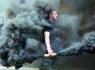 Учасник акції ”Вимоги нації” палить димову шашку на столичній вулиці Грушевського біля Верховної Ради. 20 травня там зібралися близько п’яти тисяч людей. Протестували проти виборів в окупованому Донбасі