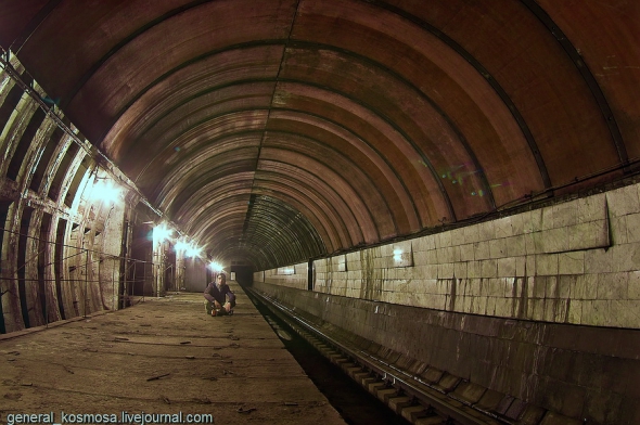 Платформа незапущеної в використання станції метро Львівська Брама. В незаконний спосіб підземка доступна діґерам - любителям підземель