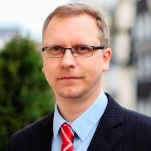 Антон Шеховцов - кандидат политических наук, внештатный научный сотрудник Института гуманитарных исследований (Вена), редактор книжной серии «Исследования крайне правых» в немецком издательстве Ibidem. Среди научных интересов - европейские праворадикальные партии, отношения между РФ и западными крайними правыми, антилиберальные тенденции в Центральной и Восточной Европе. Автор книги «Новые праворадикальные партии в европейских демократиях» (2011 год), соавтор книги «Радикальный русский национализм» (2009 год) и редактор сборника «Повоенный англо-американский правый радикализм» (2014 год). Родился в 1978 году в Севастополе. Закончил аспирантуру по политологии в 2009 году в Севастопольском государственном техническом университете. Работал внештатным научным сотрудником в Университете Нортгемптона (Соединенное Королевство), Фонде за взаимопонимание в Европе (Польша), Колледже Новой Европы (Румыния), Легатум Институте (Соединенное Королевство).