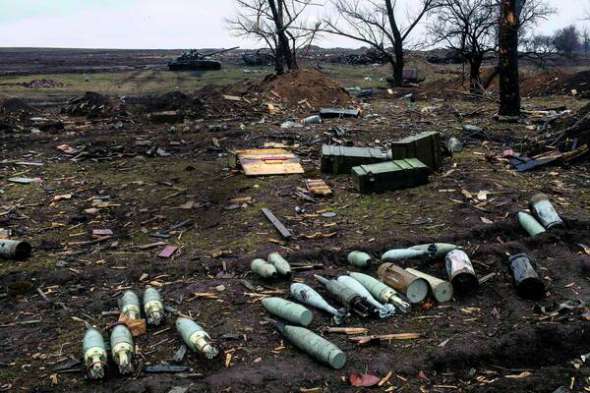 Залишки військової техніки та боєприпаси на полях під Дебальцевим на Донбасі. 18 лютого 2015 року майже три тисячі українських бійців залишили місто. Захищали його з кінця липня 2014-го