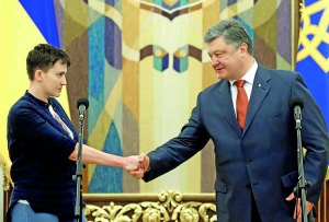 Петро Порошенко вітається з Надією Савченко в Адміністрації президента. Там їй вручив орден Героя України