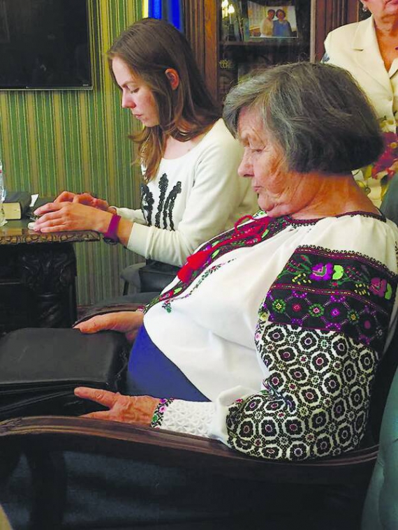 Віра Савченко з матір’ю Марією Іванівною перебувають в аеропорту ”Бориспіль”. Чекають на оголошення про прибуття президентського літака з Надією Савченко. Той прилетів із Ростова близько 15:00