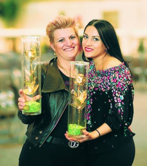 Людмила Мелешко (ліворуч) тримає нагороду. Отримала її на конкурсі перукарської майстерності в Австрії у квітні. За кращі зачіски вручали золоті та срібні троянди