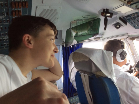 Надежда Савченко в кабине пилотов президентского самолета после взлета в Ростове-на-Дону, Россия, 25 мая 2016