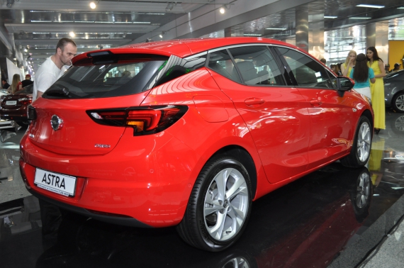 Дизайн Opel Astra К дещо перегукується із попереднім поколінням. Однак його кузовні лінії стали стрімкішими та більш виразними