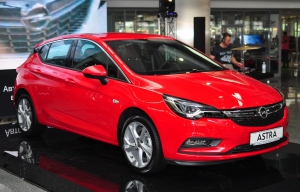 Пока новую Opel Astra производят только в кузове хэтчбек. Универсал появится в следующем месяце