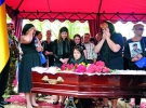 Сестра, дружина і мати (зліва направо) оплакують Андрія Жука. Дружина загиблого Тетяна Дурнєва — переселенка з Донбасу