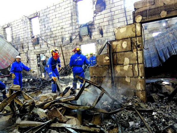 Рятувальники ліквідовують наслідки пожежі в будинку для літніх людей у селі Літочки Броварського району на Київщині. Двоповерховий приватний пансіонат загорівся вночі 29 травня. Загинули 16 мешканців і медсестра Людмила Кравчук, яка намагалася їх врятувати. Заклад належав лікарю Олегу Дмитренку. Його затримали. Звинувачують у порушенні правил пожежної безпеки