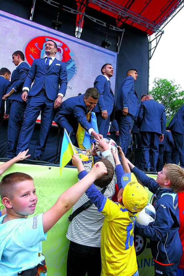 22 травня на Михайлівський площі в Києві збірній України влаштували урочисті проводи на Євро-2016. На м’ячі  ставить автограф півзахисник Руслан Ротань