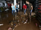 Германия, Швебиш-Гмюнд, 30 мая 2016: уборка в спортивном магазине после наводнения