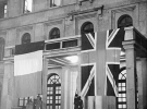 Фюрербау - здание фюрера. Дом Гитлера для проведение свободного времени в Мюнхене. В сентябре 1938 года он был местом подписания едва ли не наименее успешной международной сделки современности - Мюнхенских соглашений - по которым Англия и Франция ошибочно посчитали, что гарантирует "мир в наше время". Там нет мемориальной доски о роли здания в истории дипломатии, но внутри, в комнате, где Чемберлен и Гитлер подписали Соглашение, вид очень похож на 1938 год.