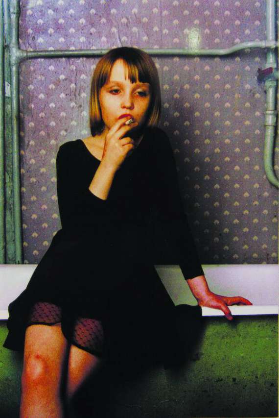 Харків’янка Олександра Борисова зображує дорослу жінку, яка любить курити. На фото дівчині вісім років