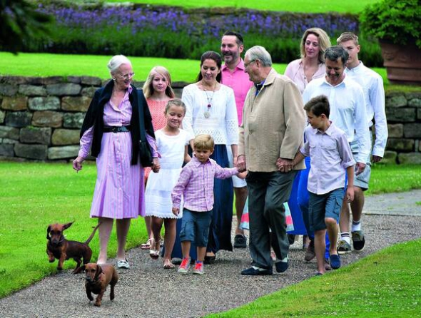 Королівська родина гуляє у саду замку Ґраастен під час літнього відпочинку. На фото королева Маргрете II ліворуч, принц Хенрік, кронпринц Фредерік (праворуч), його дружина кронпринцеса Марі (четверта зліва) і їхні діти – принц Крістіан, принцеса Ізабелла, принц Вінсент. Також на знімку принцеса Александра, граф Джефферсон та їхні діти – графиня Інгрід і граф Річард