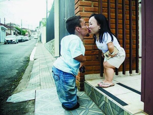 Бразилець 30-річний Пауло Габріель да Сілва Баррос цілує наречену Катюцю Хосіно, 26 років. Пара живе окремо. Кілька разів на тиждень мати Катюці допомагає по господарству