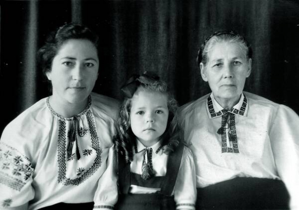 Зліва направо – сестра Дарії Гусяк Олександра, донька сестри Ірина, мати Дарії Гусяк Марія, фото із заслання, Якутія, 1950-ті роки ХХ століття, перефотографовано 27 квітня 2016-го, Львів