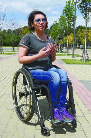 Уляна Пчолкіна з міста Буча на Київщині після аварії не може ходити. ­Вона веде новини на каналі ­”НьюзВан”