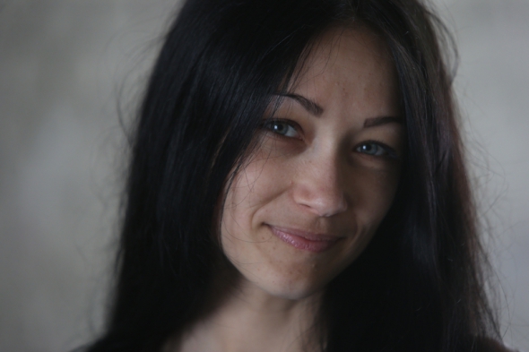 Іванна Червінська, співачка, 26 років  Народилася в селищі Печеніжин Коломийського району Івано-Франківської області. Батько — будівельник, мама працює провідником на залізниці. У 2012 році закінчила Львівське державне музичне училище ім. С.П. Людкевича. “Під час навчання збирала фольклорні пісні по селах, які давно забуті.На екзаменах їх і виконувала.Тим самим старим пісням давала нове життя і відрізнялась оригінальністю серед студентів.  У 2013-2014 роках навчалась в Донецькій державній музичній академії імені Сергія Прокоф'єва на відділенні джазового співу. Через початок війни припинила навчання. З 2009 року 6 років була вокалісткою відомого етно-джазового гурту ShockolaD. Записали спільно два альбоми - «Щедрий вечір з добрим jazzom», 2010, і «World», 2012. “В останньому альбомі половину пісень я  взяла зі свого регіону, які записала у фольклорних експедиціях”.  Бере участь в авторському проекті  відомого бас-гітариста Ігоря Закуса "Jazz Kolo" — виконує українські пісні у джазових обробках. Співає у проекті авторської, латино-американської та європейської музики GypsyLyre (JazzLyre). Стала півфіналісткою 6-го сезону талант-шоу “Голос країни” у команді Святослава Вакарчука.  Любить слухати jazz,улюблена виконавиця Елла Фітжеральд.Одна з улюблених книг — “Імперія янголів” Бернарда Вербера. Вишиває картини Сальвадора Далі, Пабло Пікассо, Ван Гога. “Вишиваю переважно взимку. Це як медитація для мене. Є багато часу подумати.Інколи для вишитої роботи мені достатньо три місяці,а інколи і не вистачає цілого року(сміється). Має міський велосипед — любить їздити ним містом.  Живе в Києві.