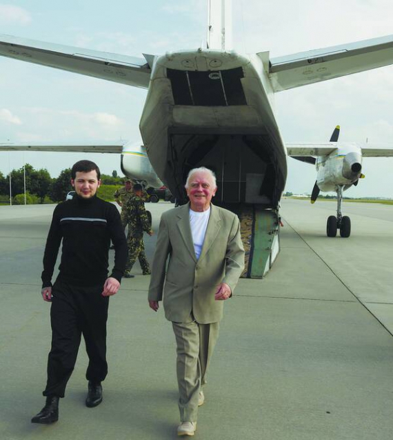 Юрій Солошенко (на фото праворуч) і Геннадій Афанасьєв виходять із літака в аеропорту ”Бориспіль”