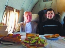 Юрій Солошенко (ліворуч) та Геннадій Афанасьєв літаком українського Міністерства оборони повертаються з російського ув’язнення на батьківщину