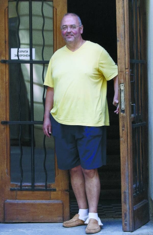 Британський бас-баритон Павло Гунька стоїть біля входу до столичного готелю ”Опера”