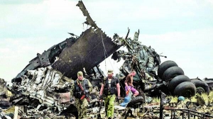 Проросійські бойовики шукають боєприпаси на місці аварії Іл-76 під Луганськом 14 червня 2014 року. Загибель 49 бійців стала на той момент найбільшою втратою української армії з початку АТО
